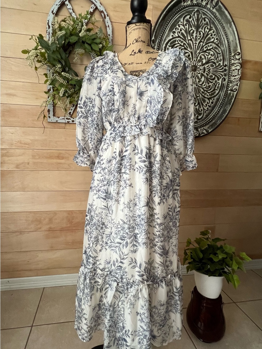 Anthropologie Moon River Floral Ruffle Midi Dress in White and Blue Size Small